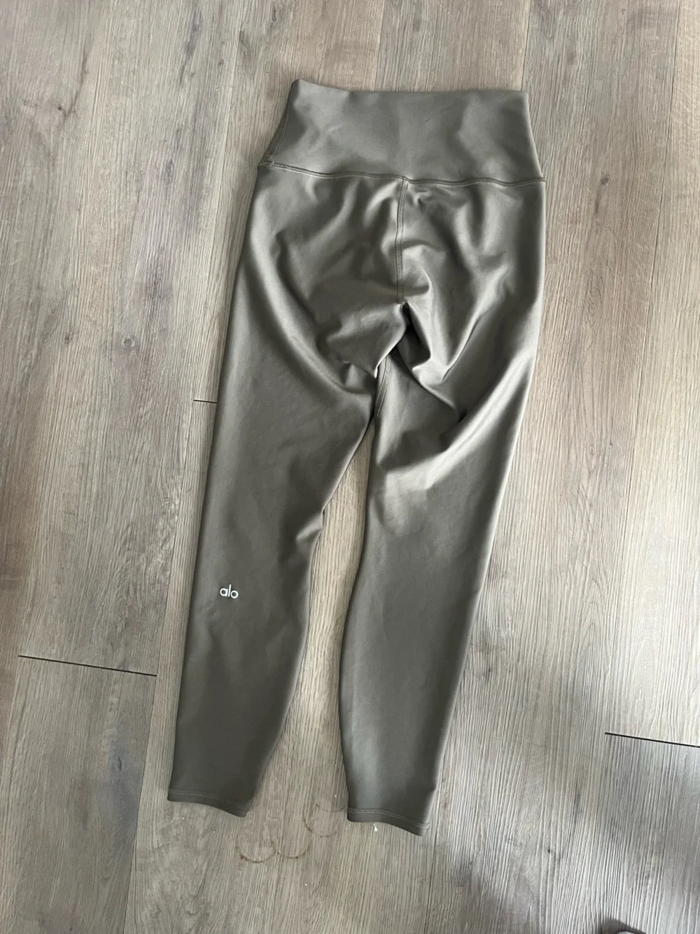 ALO Yoga High-Waist Leggings in Olive Branch. size M